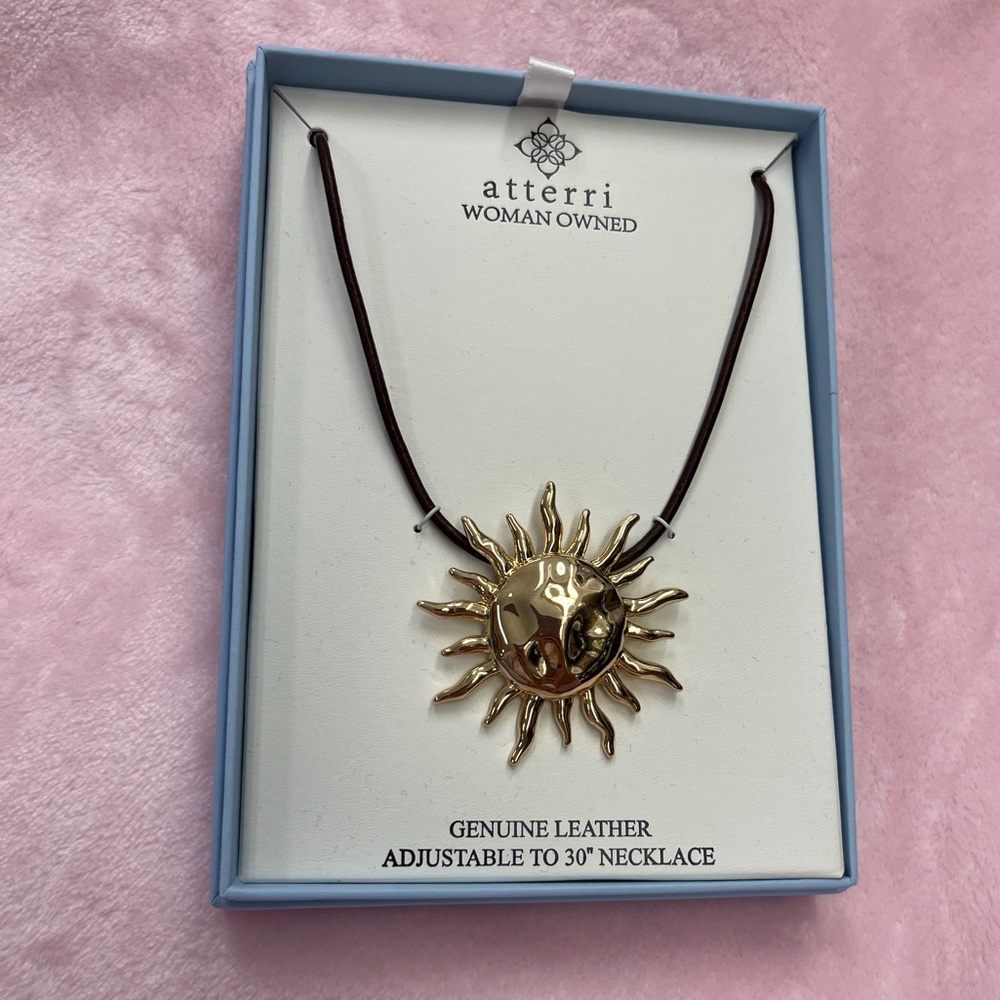 NWT ⚜️☀️⚜️ ATTERRI Gorgeous Sunburst Golden Tone Pendant Necklace - Picture 5 of 16